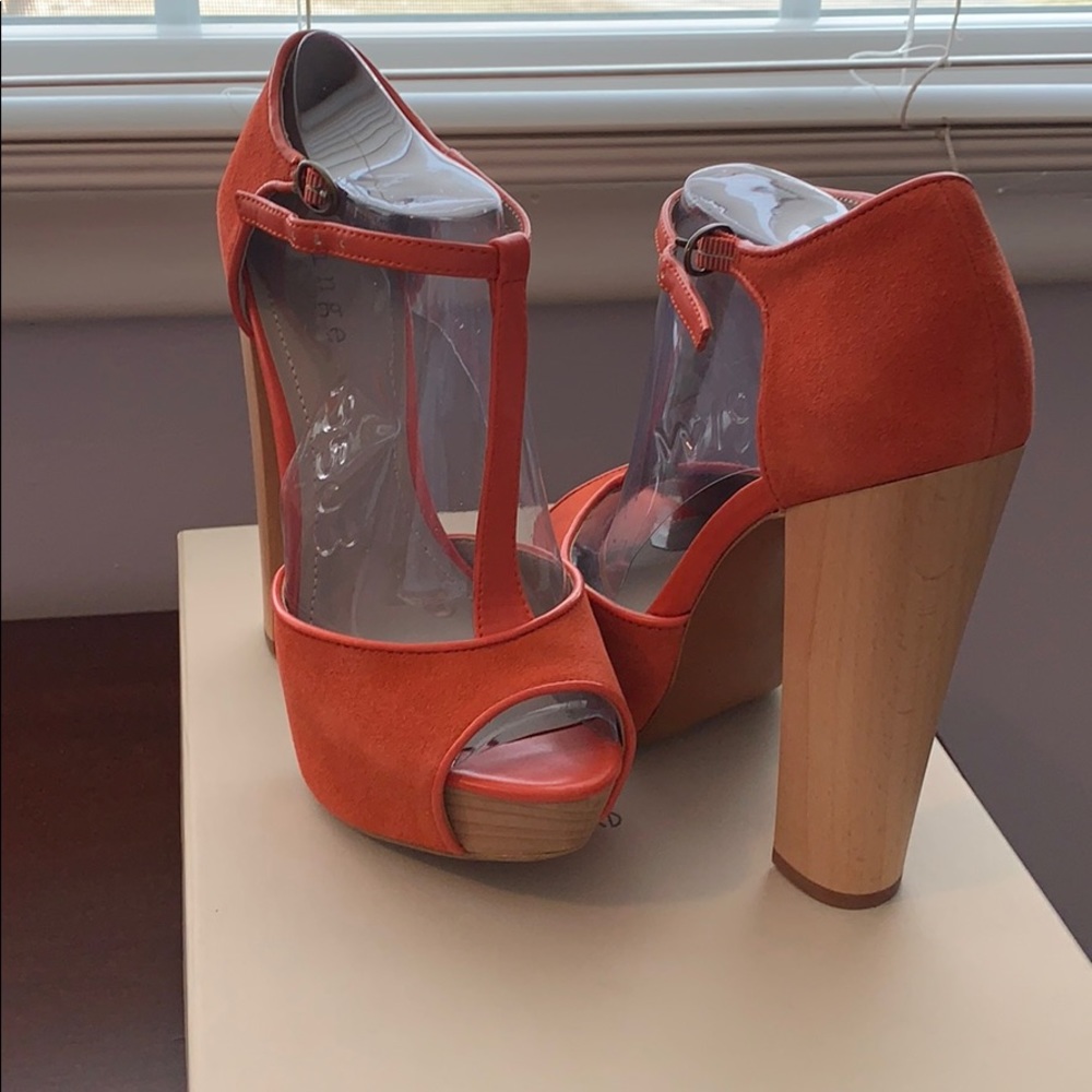 Hinge heels
